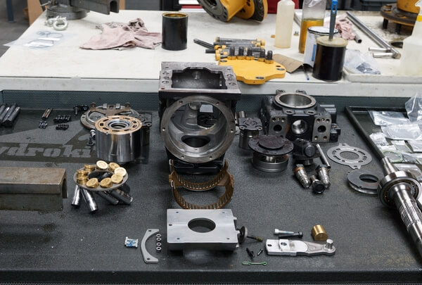 Réparation express d'une transmission hydrostatique Danfoss 90R100 et 90M100